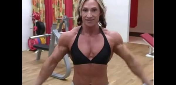  Klaudia Larson-gym pose